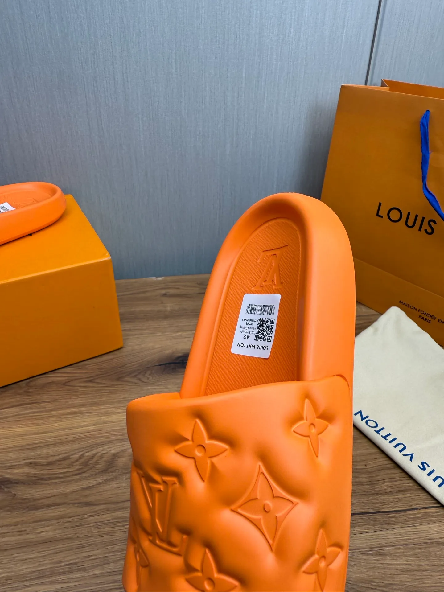 Men's shoes 💰260💰 ▪️LV's popular Little Red Book popular slippers hot sale: 1 shipment✅ Super textured and comfortable slippers, original TPU outsole. Authentic counter box drawer box packaging 🎁Size 38-45